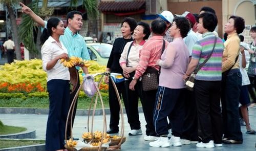 Chinese tourits go on a sightseeing tour of Ho Chi Minh City. (Photo:Tuoi Tre)